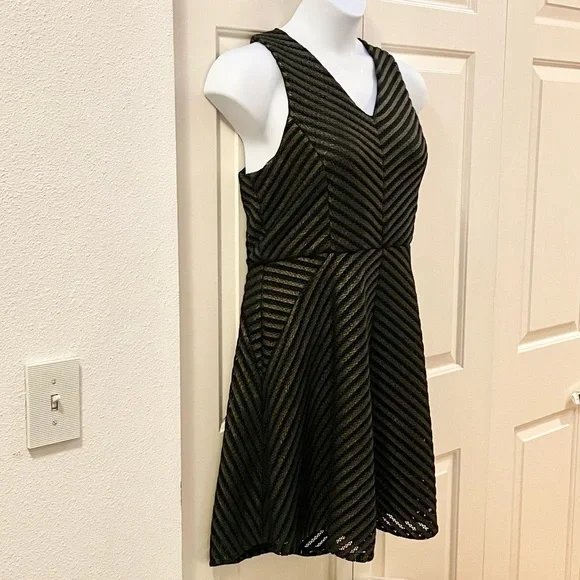 Mossimo fit and flare dress - Picture 3 of 10